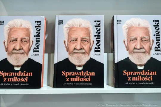 Książki z tytułem Sprawdzian z miłości i portretem starszego mężczyzny z brodą.