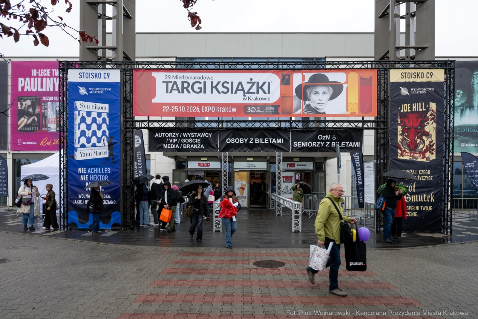 Targi Książki w Krakowie, wejście z banerem promującym wydarzenie.  Autor: Piotr Wojnarowski