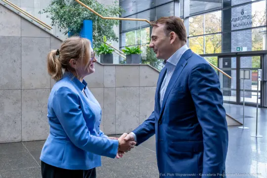 Spotkanie dwóch osób w nowoczesnym wnętrzu budynku. Uścisk dłoni.
