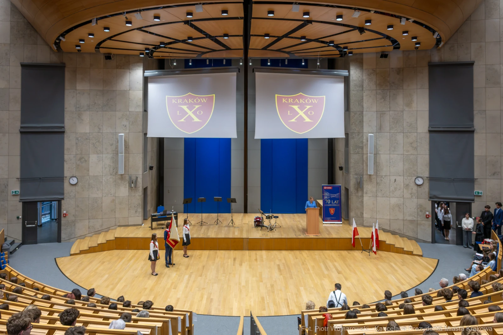 Aula z podium, flagami i ekranami, przygotowana na wydarzenie w Krakowie.  Autor: Piotr Wojnarowski