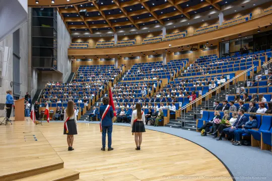 Uroczystość w sali konferencyjnej z wystąpieniem prelegenta i publicznością.