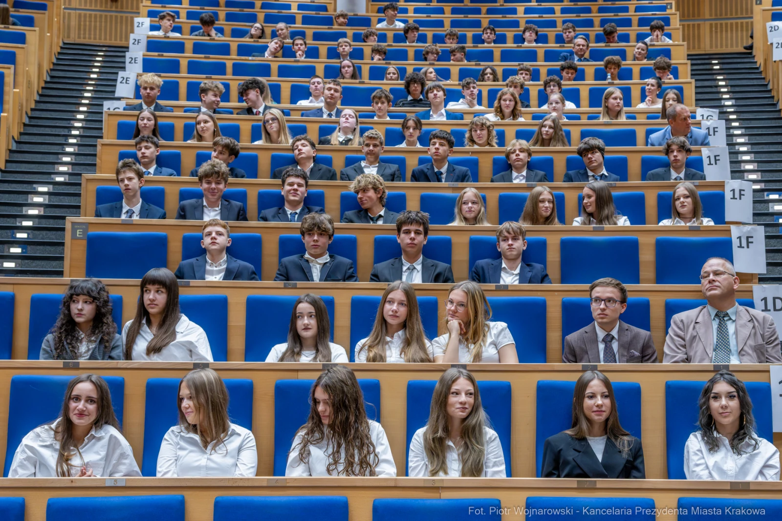 Grupa uczniów siedzących w sali wykładowej.  Autor: Piotr Wojnarowski