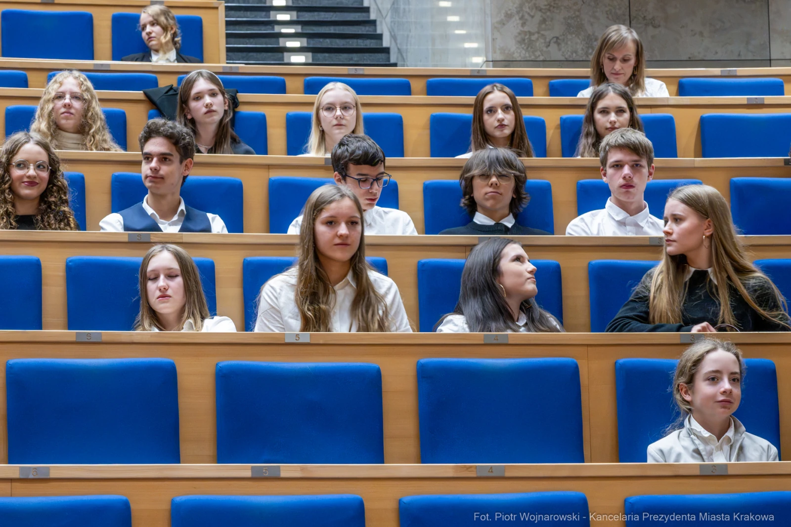 Grupa młodych ludzi siedzących na widowni w sali obrad.  Autor: Piotr Wojnarowski