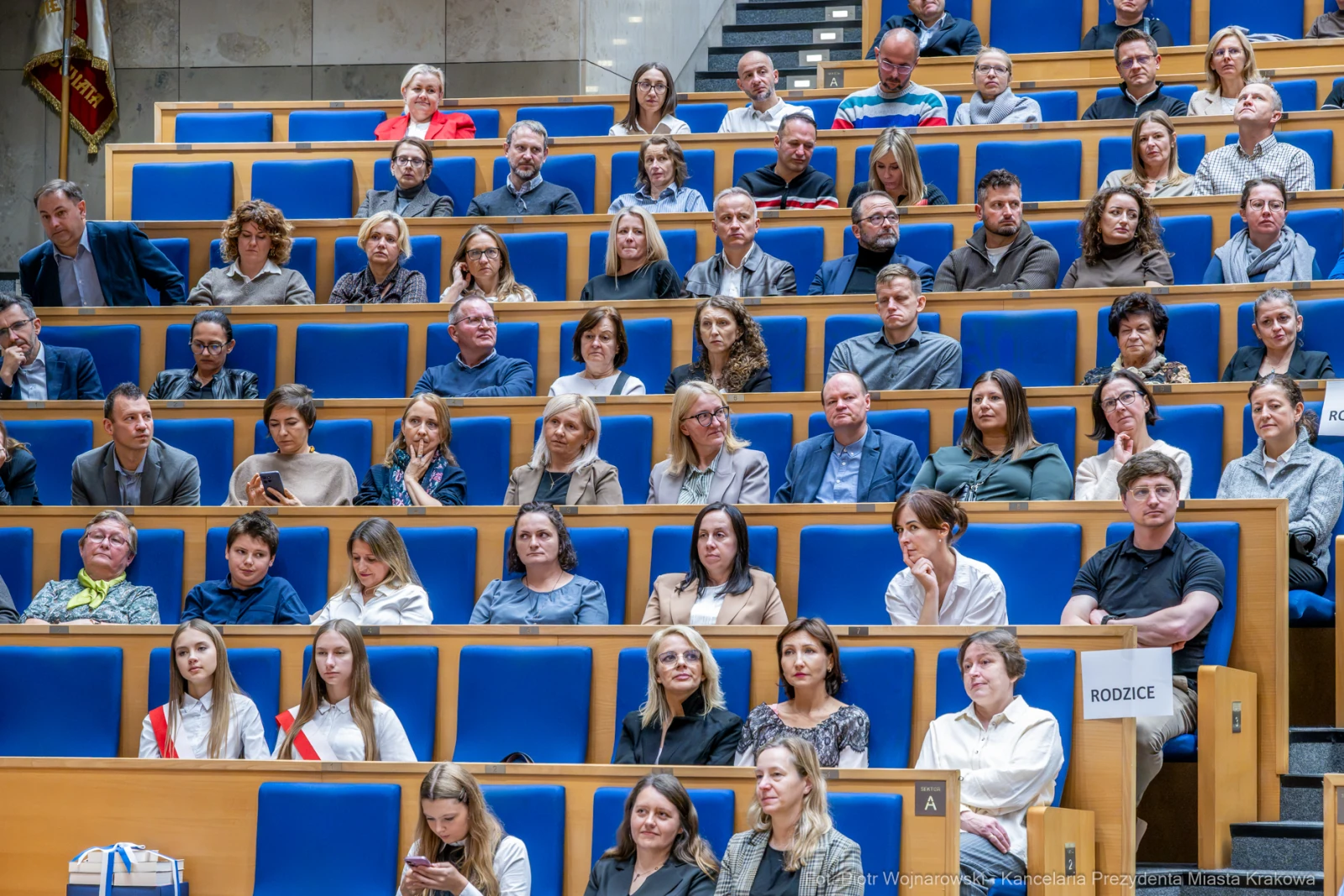 Grupa ludzi siedzących na widowni w sali konferencyjnej.  Autor: Piotr Wojnarowski