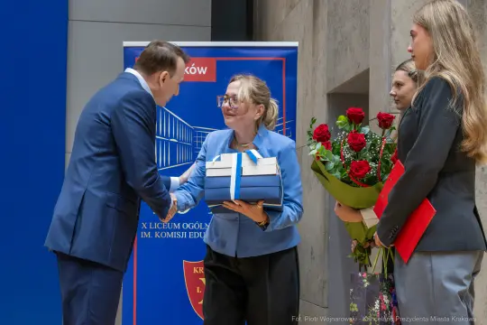 Uroczystość wręczenia nagród z okazji zakończenia roku szkolnego w Krakowie.