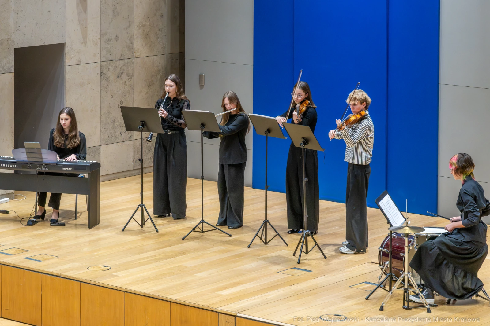 Grupa muzyków grających na różnych instrumentach w sali koncertowej.  Autor: Piotr Wojnarowski
