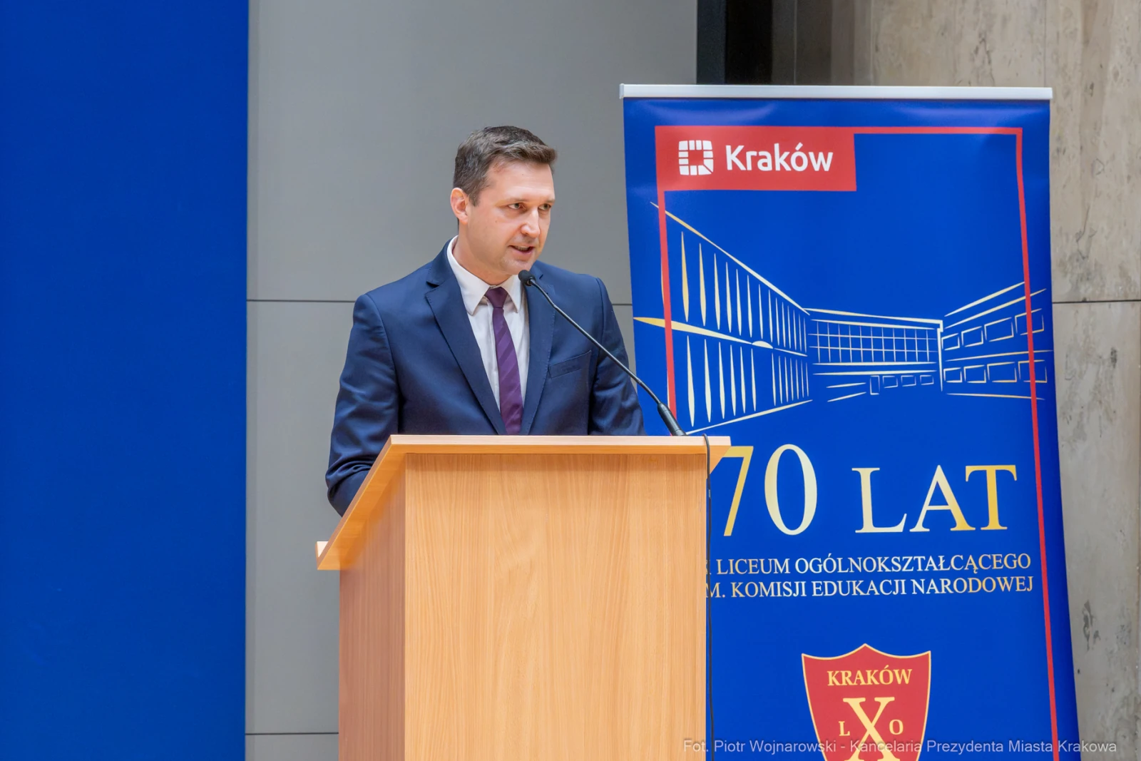 Mężczyzna w garniturze przemawia przy podium z logo Krakowa i napisem 70 lat.  Autor: Piotr Wojnarowski