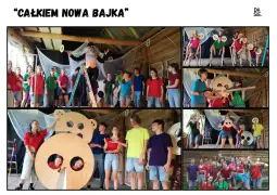Grupa osób w kolorowych koszulkach podczas warsztatów teatralnych, z rekwizytami i dekoracjami.