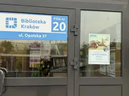 Biblioteka Kraków, filia nr 20, ul. Opolska 37, z ogłoszeniem o adopcji zwierząt.