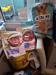 Worki z karmą dla psów różnych marek i rodzajów.