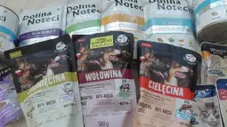 Karma dla psów różnych rodzajów, w tym z jagnięciną, wołowiną i cielęciną.