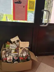 Pudełko z karmą dla zwierząt stojące przy drzwiach.