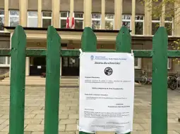 Zbiórka dla schroniska ogłoszona na tablicy przy płocie.