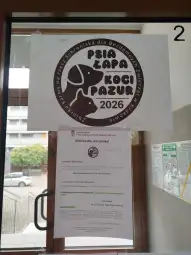 Plakat informujący o zbiórce dla bezdomnych zwierząt w Krakowie.