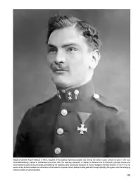 Mężczyzna w mundurze wojskowym z odznaczeniami, portret historyczny.
