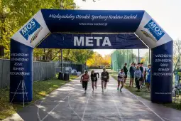 Biegacze przekraczają linię mety podczas zawodów sportowych.