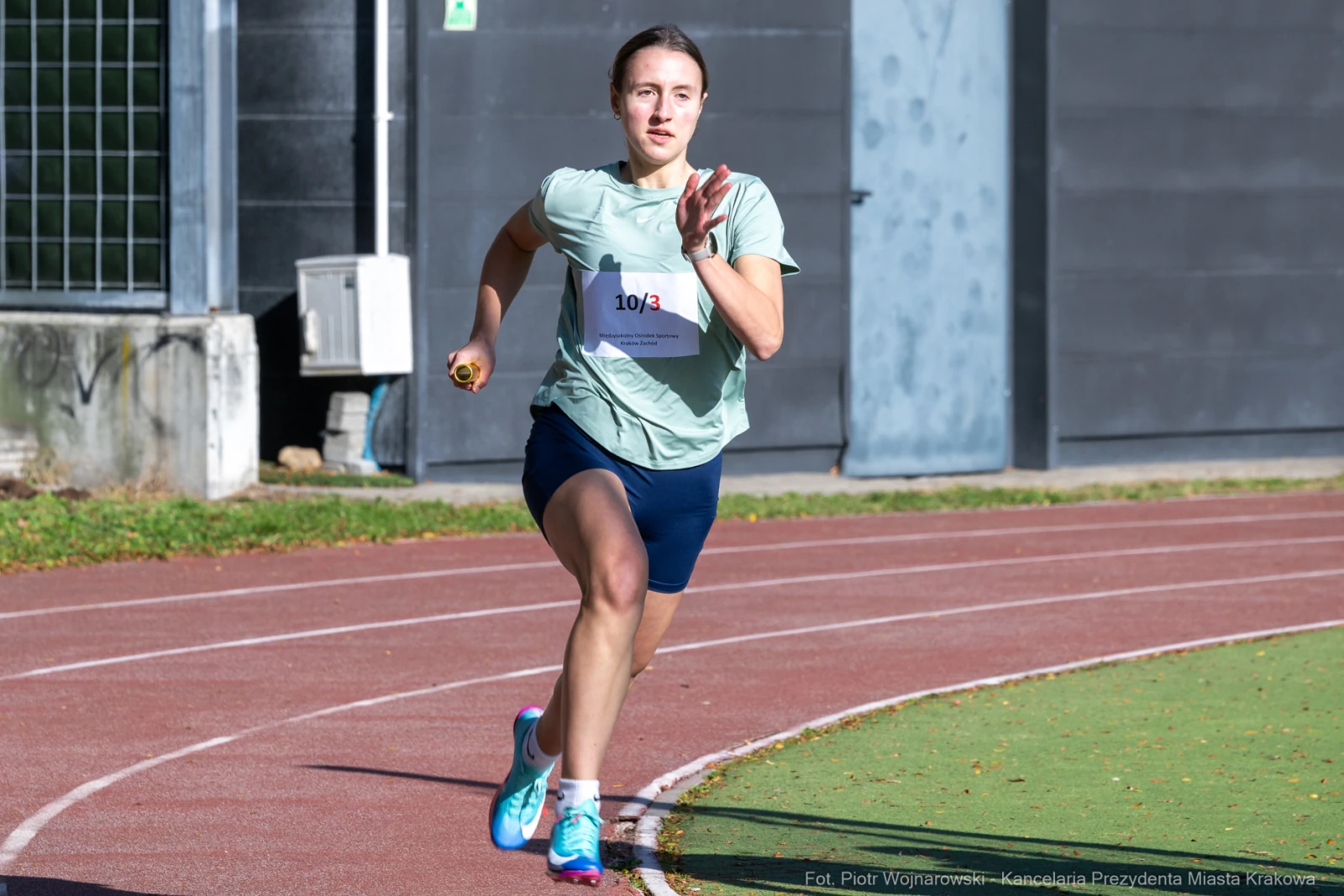 Biegaczka na torze lekkoatletycznym w trakcie zawodów.  Autor: Piotr Wojnarowski