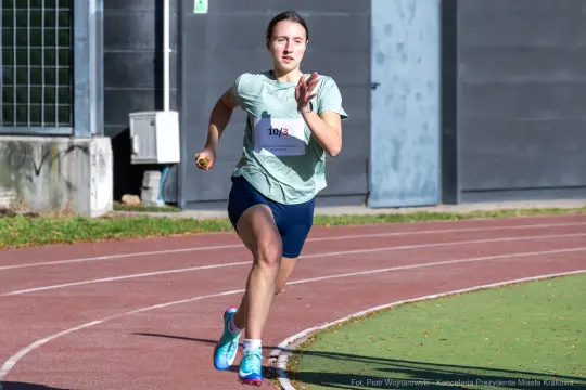 Biegaczka na torze lekkoatletycznym w trakcie zawodów.