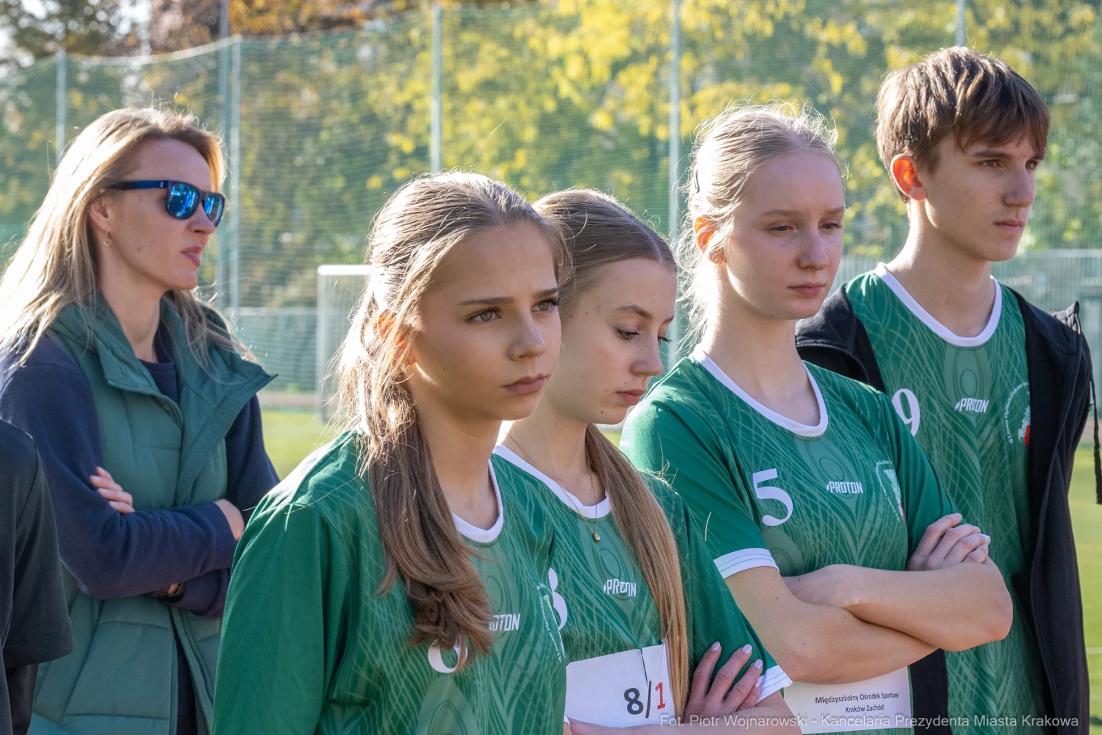 Grupa młodych sportowców w strojach drużynowych, czekających na rozpoczęcie zawodów.  Autor: Piotr Wojnarowski