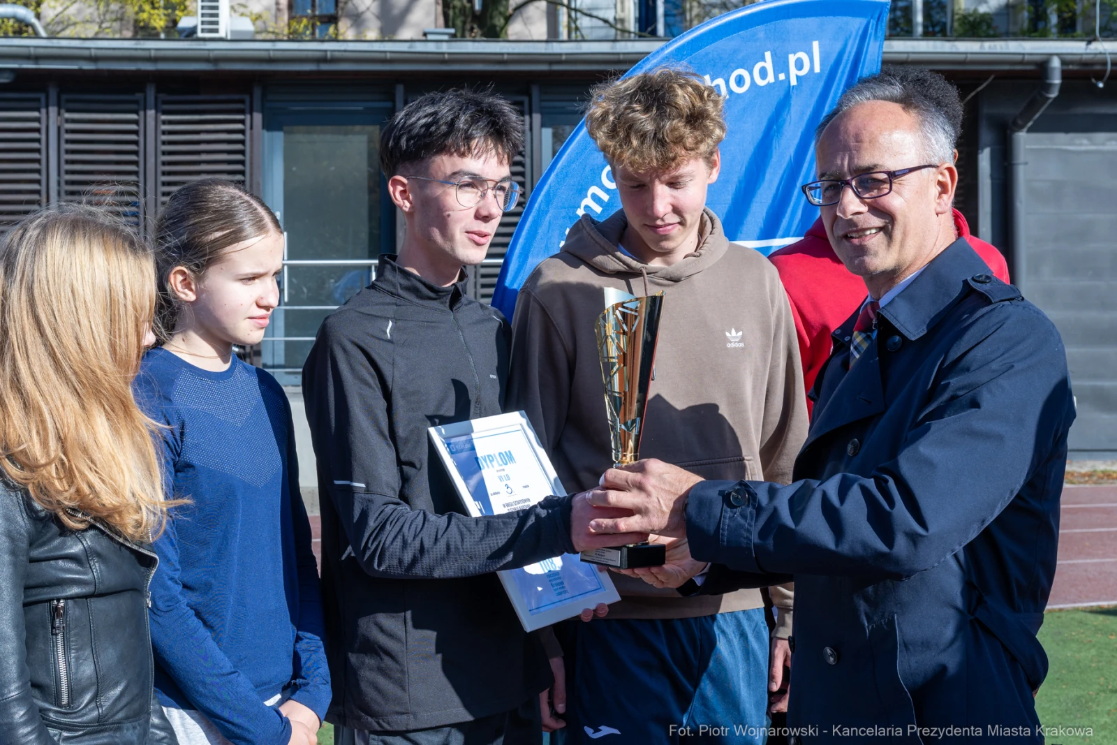 Młodzież odbierająca trofeum podczas ceremonii wręczenia nagród.  Autor: Piotr Wojnarowski