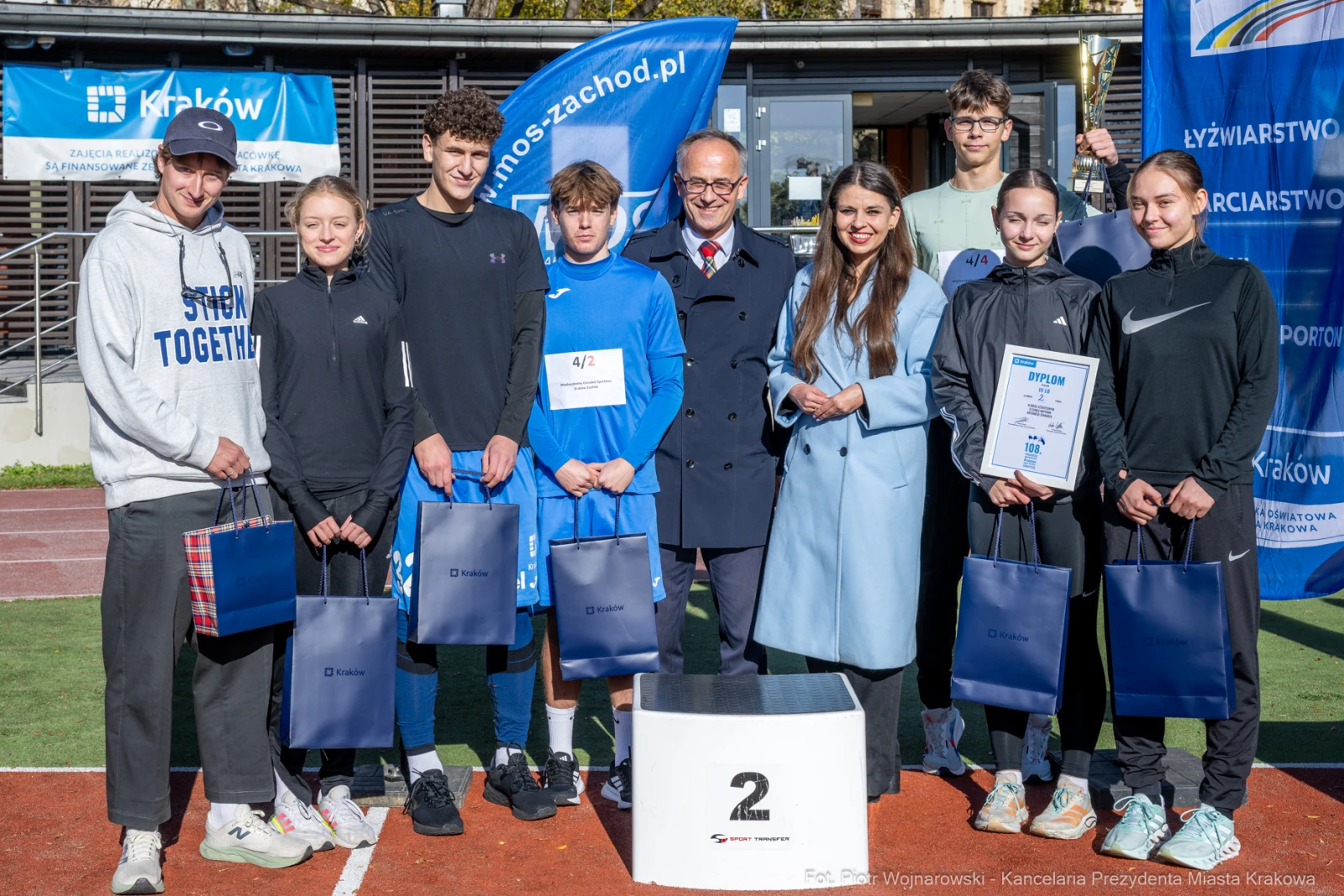 Grupa młodych sportowców z nagrodami na ceremonii wręczenia trofeów.  Autor: Piotr Wojnarowski