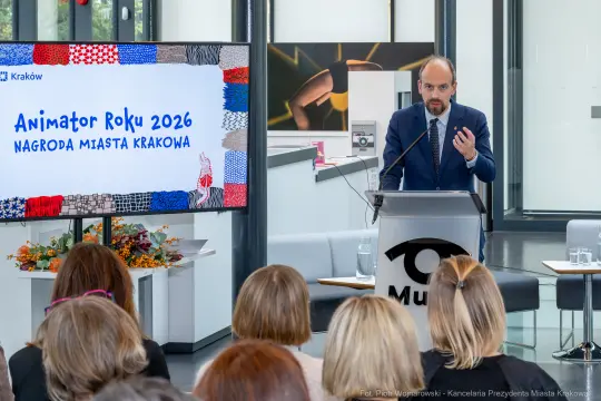 Mężczyzna przemawia podczas wręczenia nagrody Animator Roku 2026 w Krakowie.