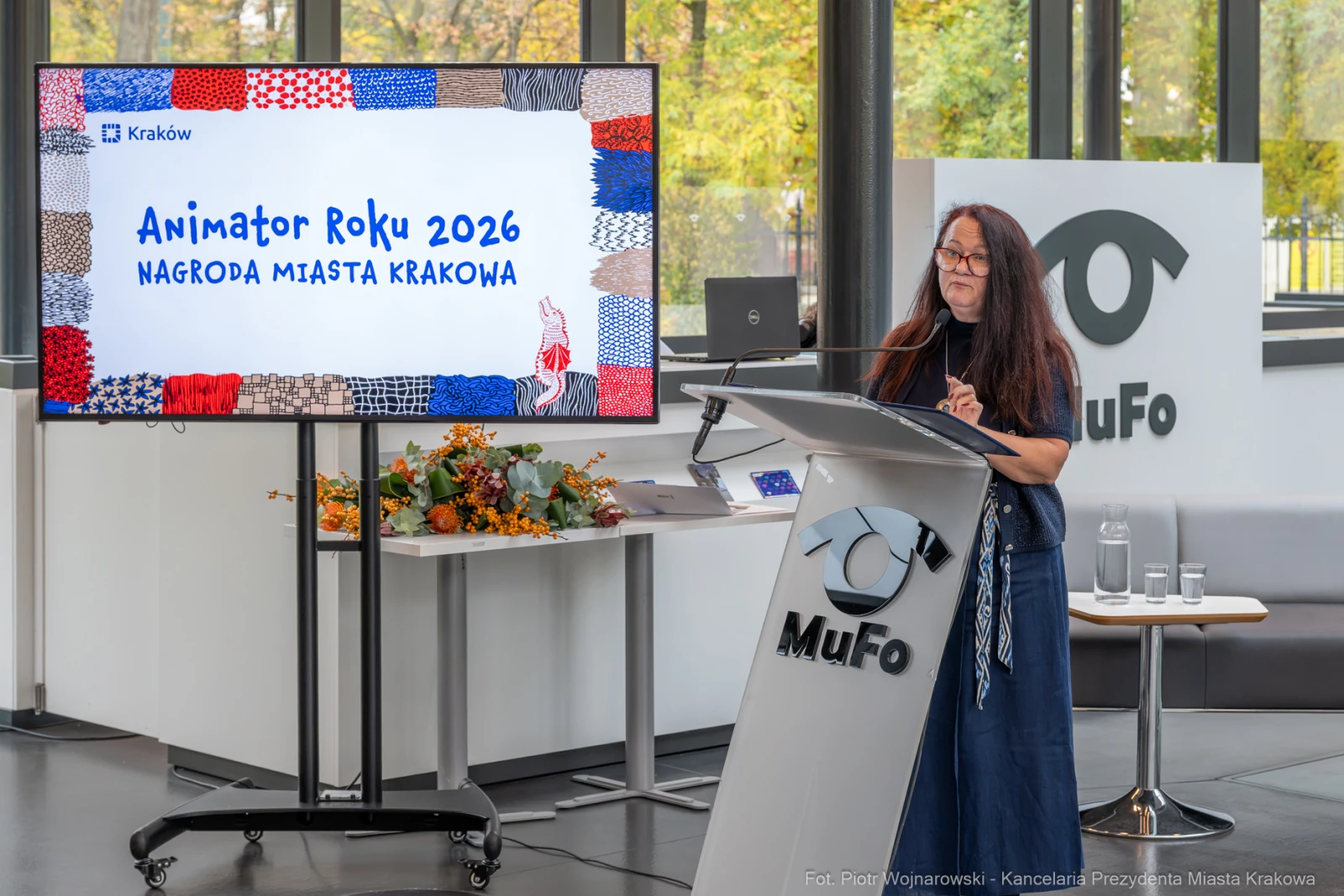 Kobieta przy mównicy prezentująca nagrodę Animator Roku 2026 w MuFo w Krakowie.  Autor: Piotr Wojnarowski