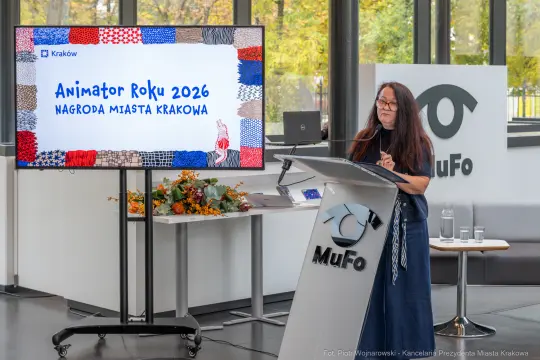 Kobieta przy mównicy prezentująca nagrodę Animator Roku 2026 w MuFo w Krakowie.
