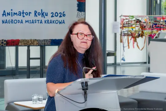 Kobieta przemawia podczas wręczenia nagrody Animator Roku 2026 w Krakowie.