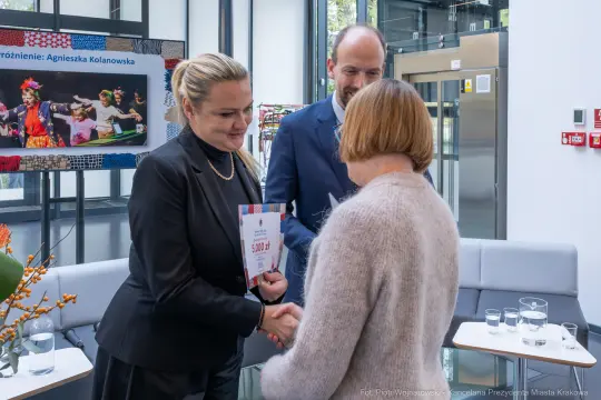 Wręczenie nagrody przez Agnieszkę Kołanowską podczas uroczystości w Krakowie.