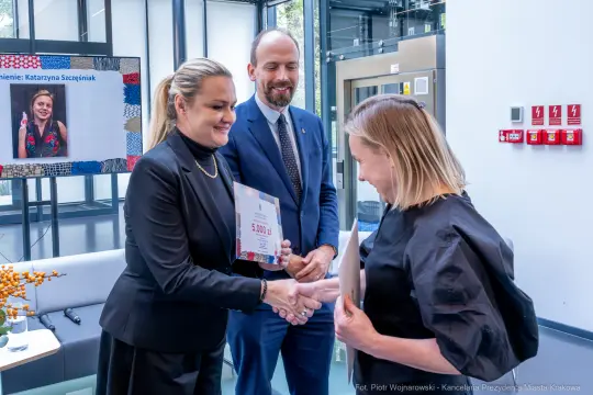 Wręczenie nagrody Katarzynie Szczepaniak przez przedstawicieli miasta.