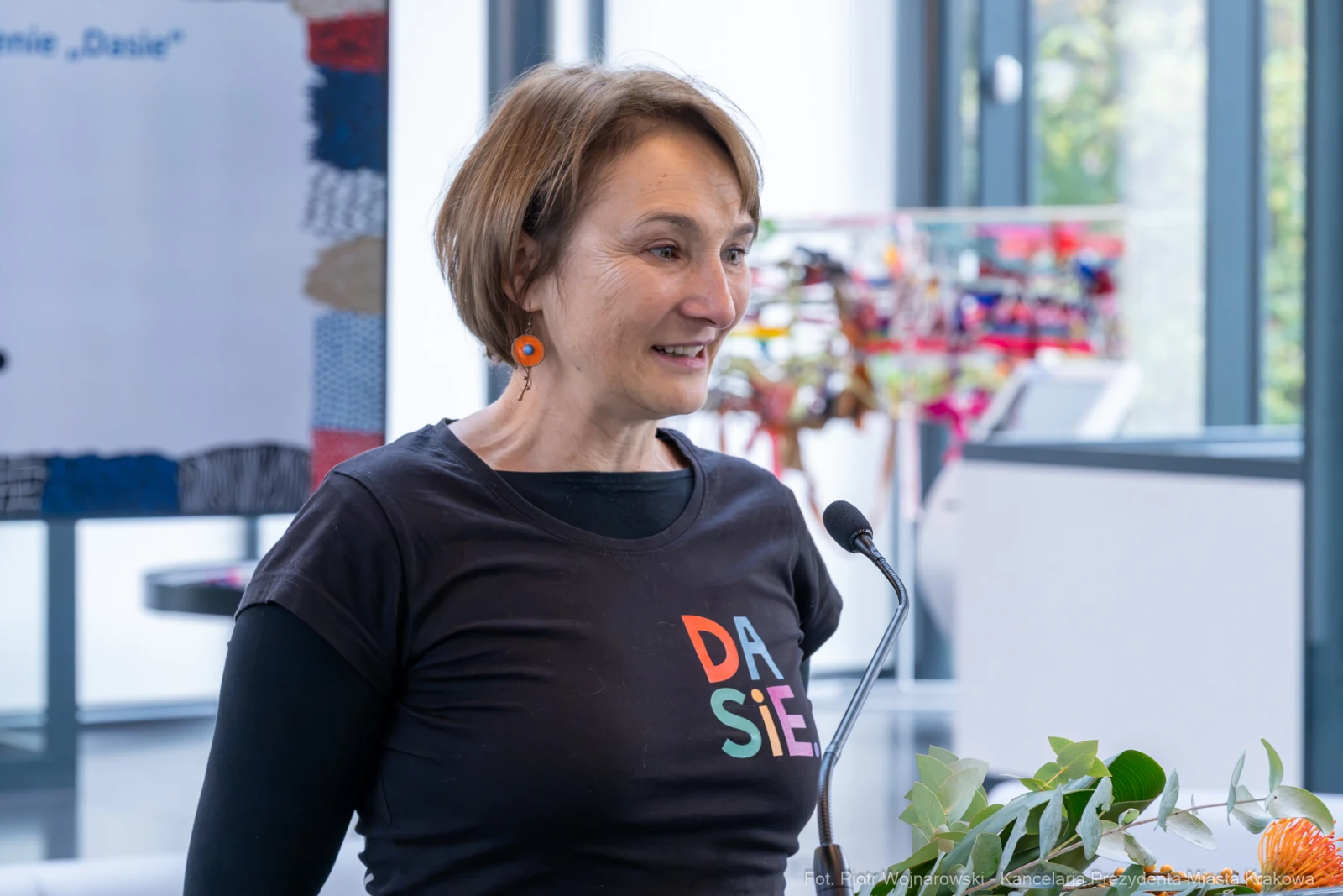 Kobieta w czarnej koszulce z napisem "DASIE" przemawia do publiczności.  Autor: Piotr Wojnarowski