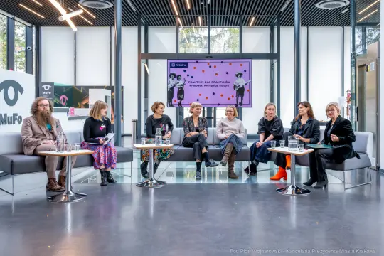 Panel dyskusyjny z uczestnikami na temat praktyk dla młodzieży w MuFo w Krakowie.