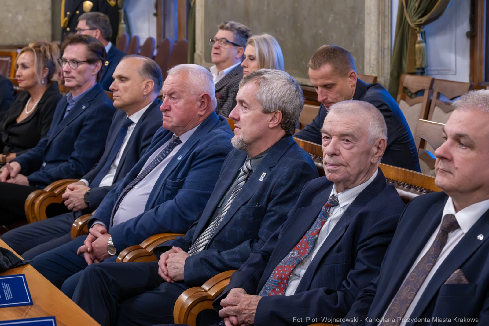 Grupa ludzi siedzących w sali, ubranych w eleganckie stroje, podczas uroczystości.  Autor: Piotr Wojnarowski
