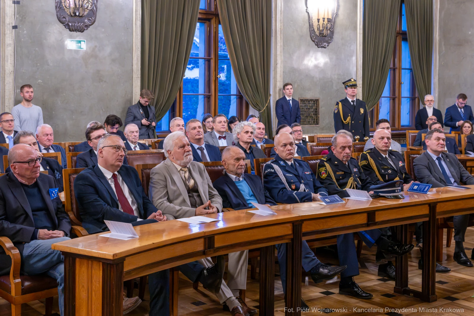Grupa mężczyzn w garniturach siedzących przy długim stole w sali konferencyjnej.  Autor: Piotr Wojnarowski