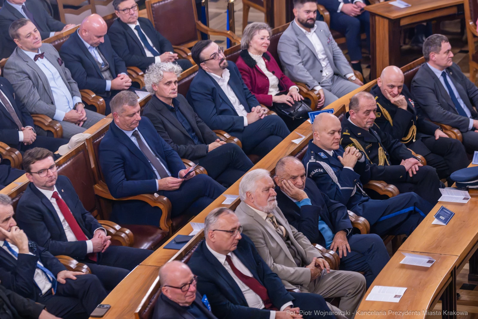 Grupa osób w formalnych strojach siedzących w sali obrad.  Autor: Piotr Wojnarowski