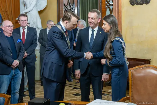 Uroczystość wręczenia nagrody z udziałem przedstawicieli władz i gości.
