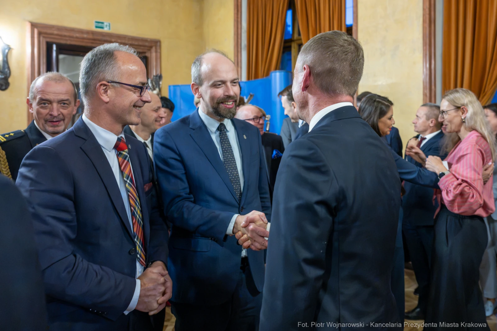 Spotkanie ludzi w eleganckim wnętrzu, uściski dłoni i rozmowy.  Autor: Piotr Wojnarowski