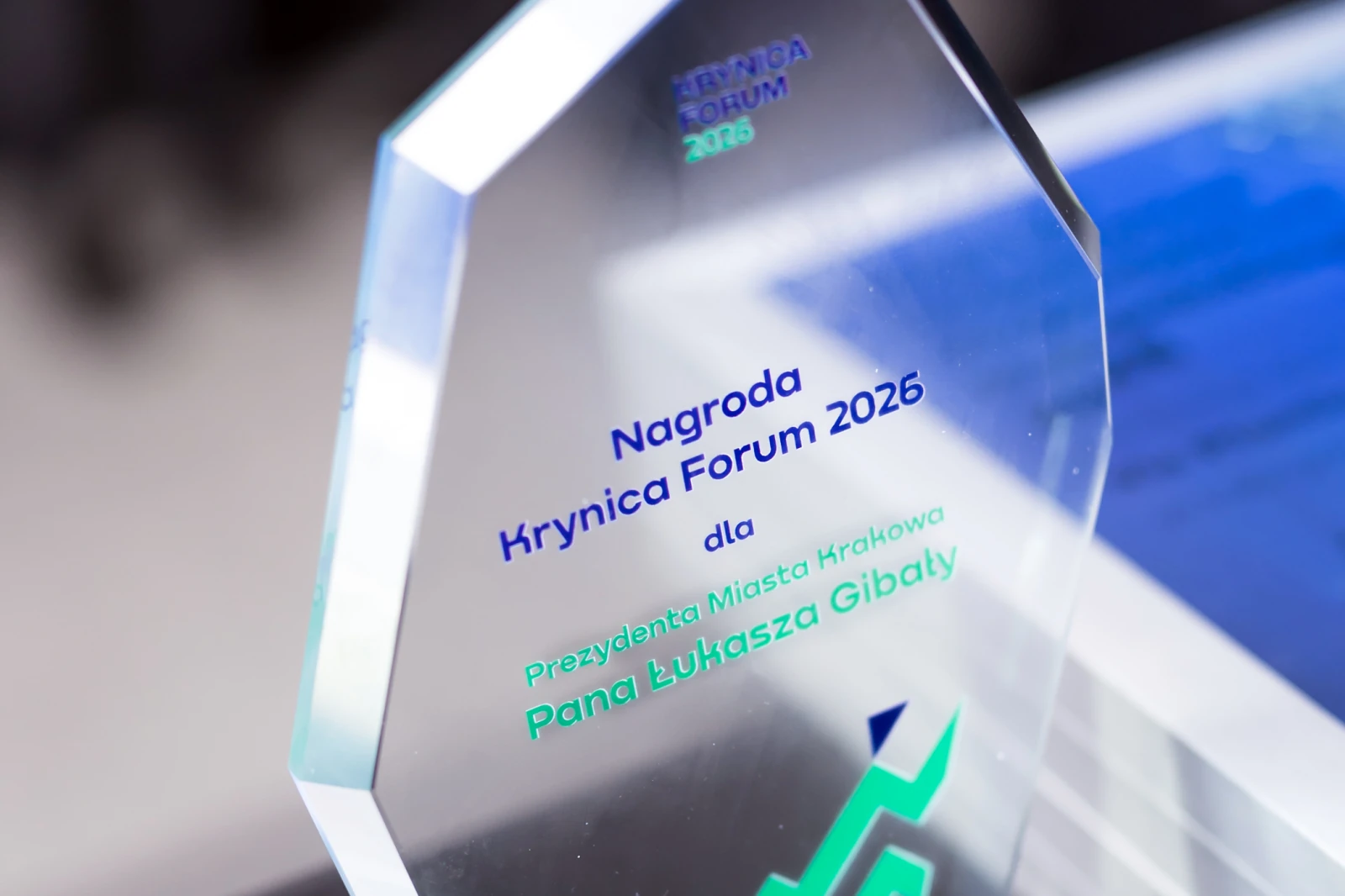 Nagroda Krynica Forum 2026 dla Prezydenta Miasta Hrakowa Pana Łukasza Gibalty.  Autor: Urząd Marszałkowski Województwa Małopolskiego