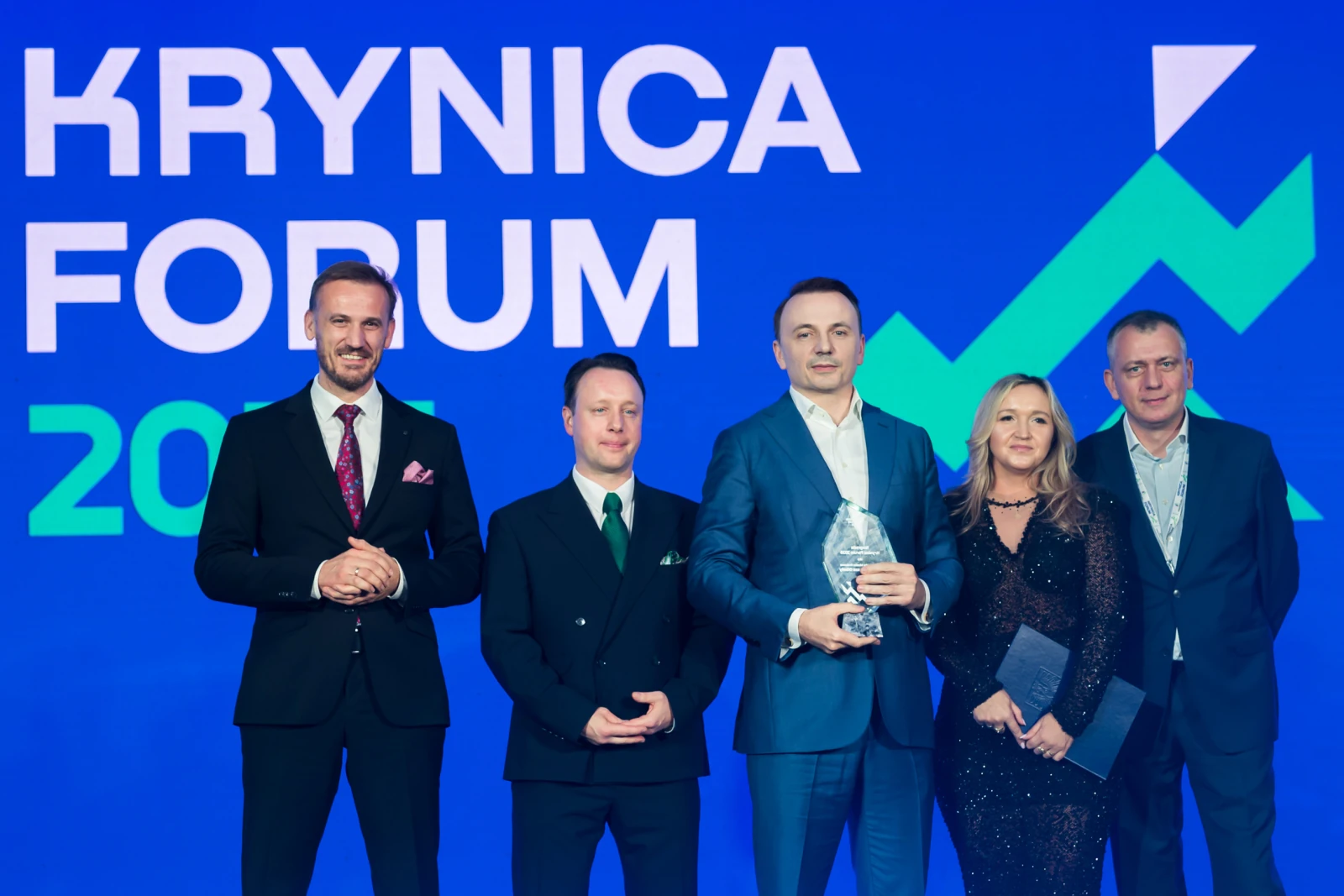 Uczestnicy Krynica Forum 2023 z nagrodą w ręku.  Autor: Urząd Marszałkowski Województwa Małopolskiego