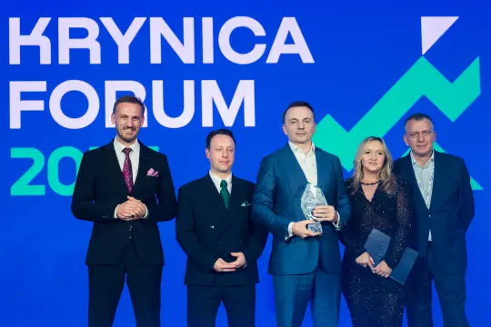 Uczestnicy Krynica Forum 2023 z nagrodą w ręku.