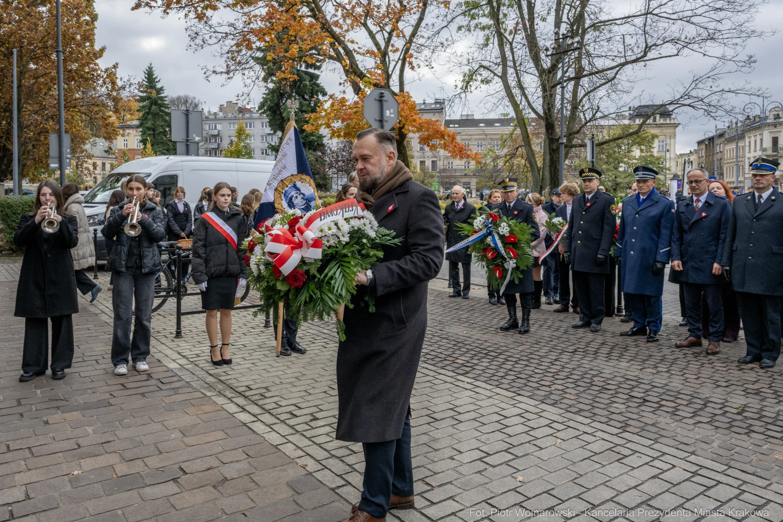 Ceremonia składania wieńców z okazji święta narodowego, uczestnicy w mundurach i z flagami.  Autor: Piotr Wojnarowski