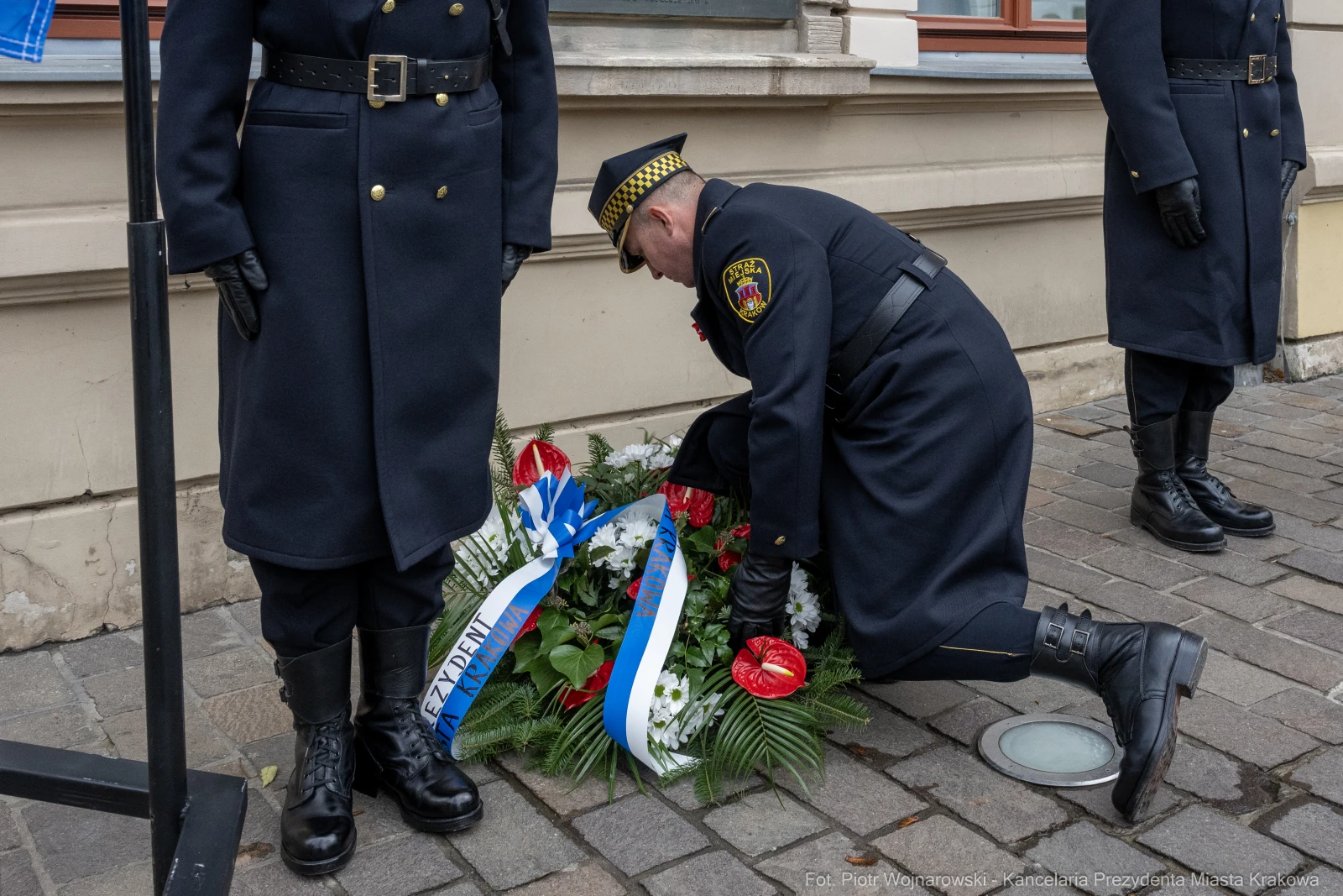 Funkcjonariusz składa wieniec z kwiatów w hołdzie.  Autor: Piotr Wojnarowski
