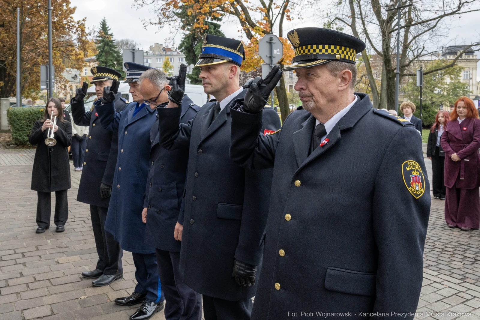 Uczestnicy ceremonii w mundurach składają przysięgę.  Autor: Piotr Wojnarowski