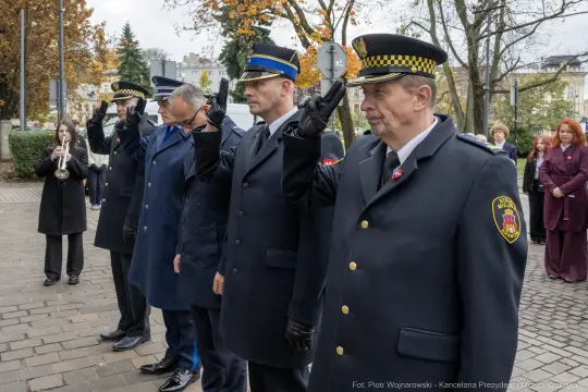 Uczestnicy ceremonii w mundurach składają przysięgę.