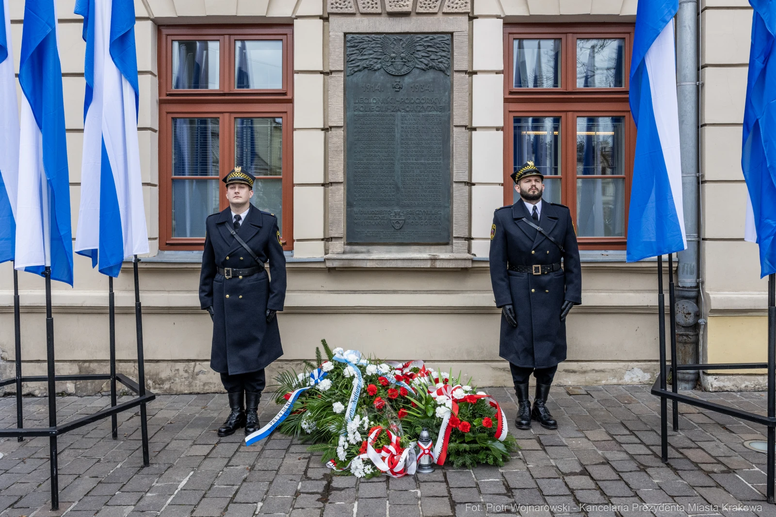 Uroczystość złożenia wieńca z flagami i wartą honorową.  Autor: Piotr Wojnarowski