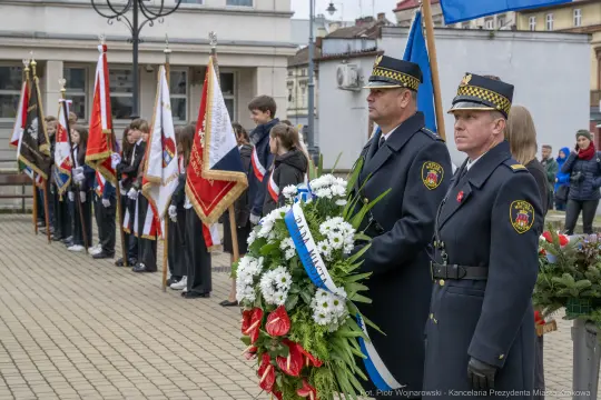 Uroczystość złożenia wieńca w towarzystwie pocztów sztandarowych.