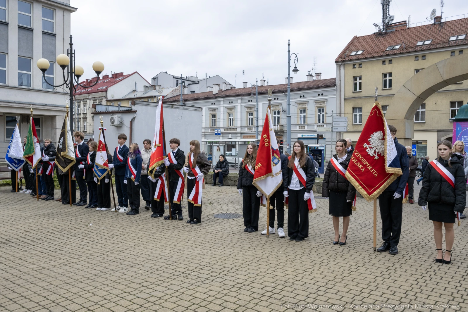 Młodzież z sztandarami podczas uroczystości na placu.  Autor: Piotr Wojnarowski
