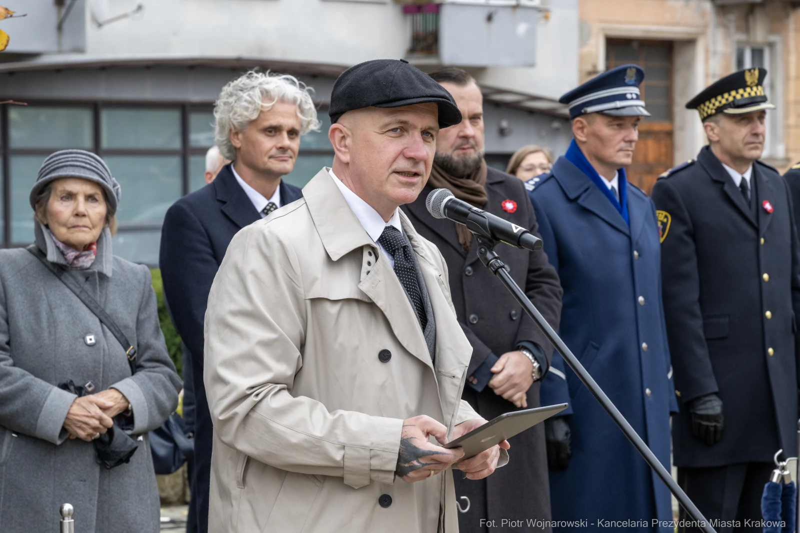 Mężczyzna w kapeluszu przemawia do zgromadzenia, w tle stoją inni uczestnicy wydarzenia.  Autor: Piotr Wojnarowski