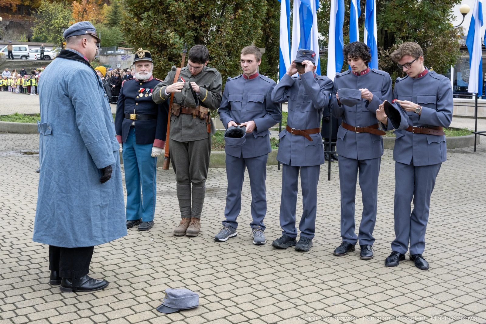 Grupa mężczyzn w historycznych mundurach podczas inscenizacji.  Autor: Piotr Wojnarowski